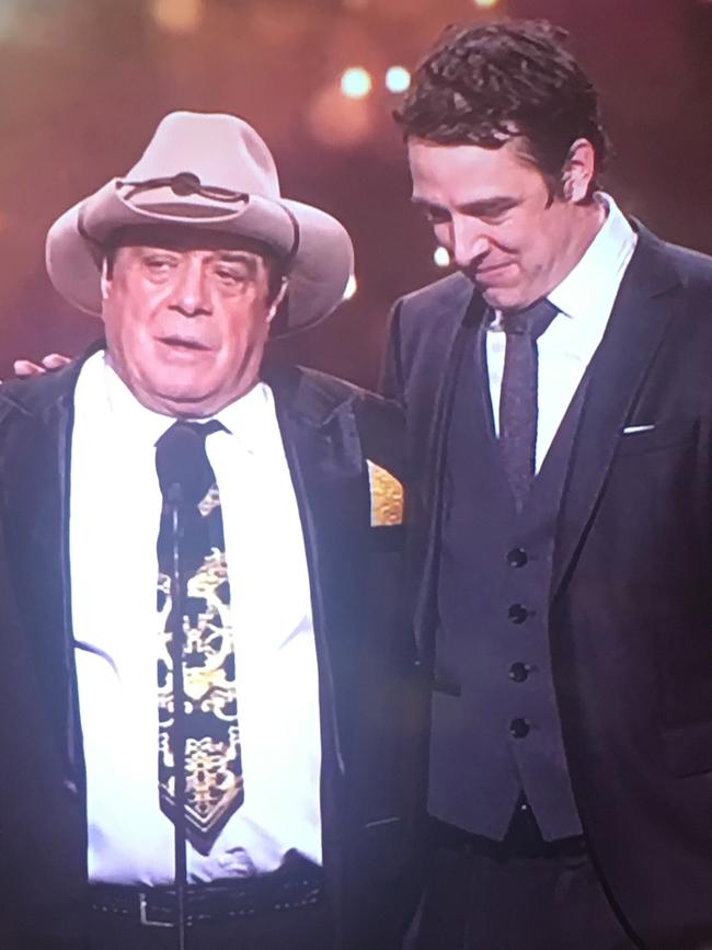 Molly joins Samuel Johnson onstage at the 2017 Logies.