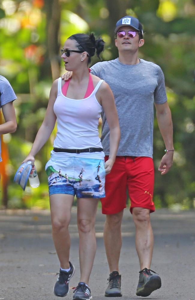 New couple Katy Perry and Orlando Bloom look loved up on a romantic dinner date in Hawaii. Picture by: Splash News