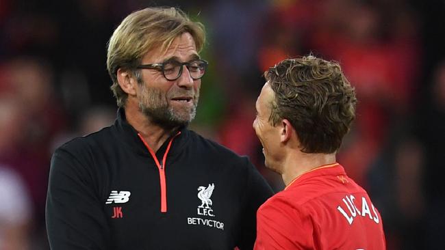 Liverpool's German manager Jurgen Klopp (L) talks with Liverpool's Lucas Leiva.