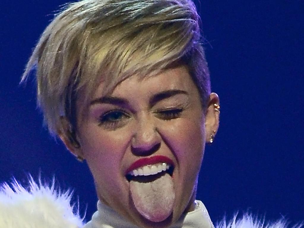 Miley cyrus doctor. Miley Cyrus tongue. Бона Сайрус. Miley Cyrus tongue out. Майли Сайрус желтый Смайл.