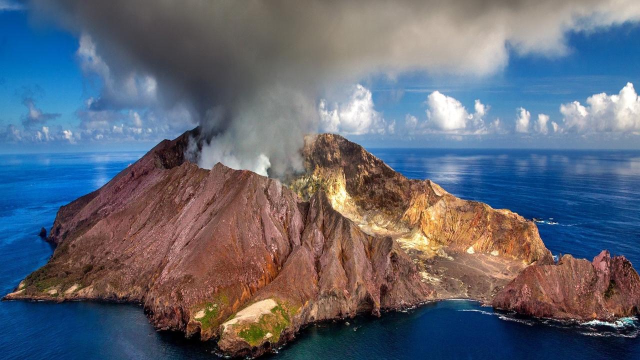  White Island volcano  erupts in NZ trapping tourists KidsNews