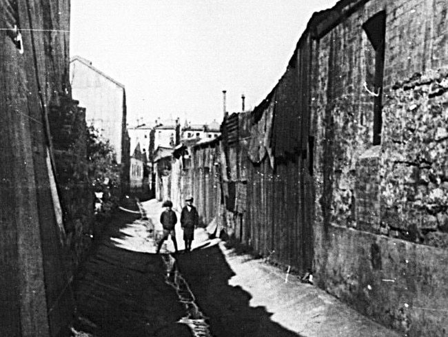 1906 : Boys walk along open sewer drain at rear of Howard Street in Sydney in 1906 photo. Pic City of Sydney Archives.HistoricalNSW / Industry / Sewerage