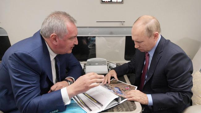 (FILES) In this file photo taken on September 04, 2021 Russian President Vladimir Putin (R) speaks with head of Russia's space agency Roscosmos Dmitry Rogozin during a flight to the Vostochny cosmodrome, Amur region. - Russian President Vladimir Putin has relieved the head of the country's space agency, Dmitry Rogozin, of his duties, according to a decree released by the Kremlin on July 15, 2022. (Photo by Alexey DRUZHININ / Sputnik / AFP)