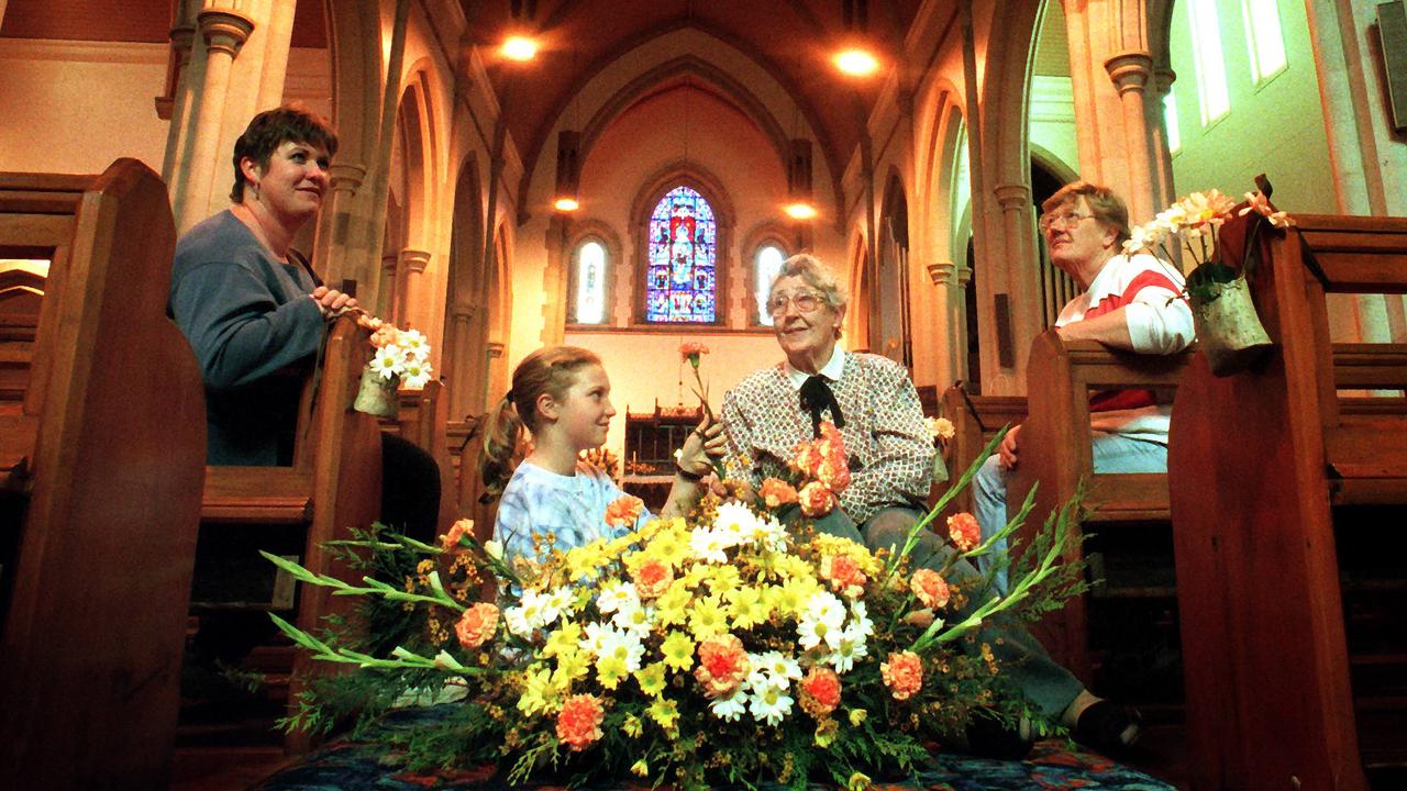 17 sept 1998 Pic Glenn/Barnes. Toowoomba Carnival of Flowers. Four Generations l-r mum Debbie O'Reilly, Daughter Rebecca Great Grandmother Ella Davis, and Grandmother Monica O'Rilley who have Decorated St Lukes Church. fairs festivals interior qld families aged woman