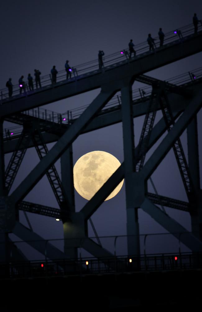 Bridgeclimbers in Brisbane got an amazing view.