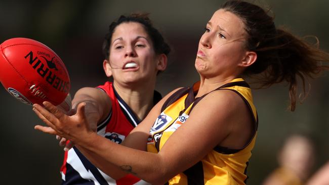 Box Hill’s Jayde Van Dyk and Darebin’s Melissa Hickey compete. Picture: Mark Dadswell