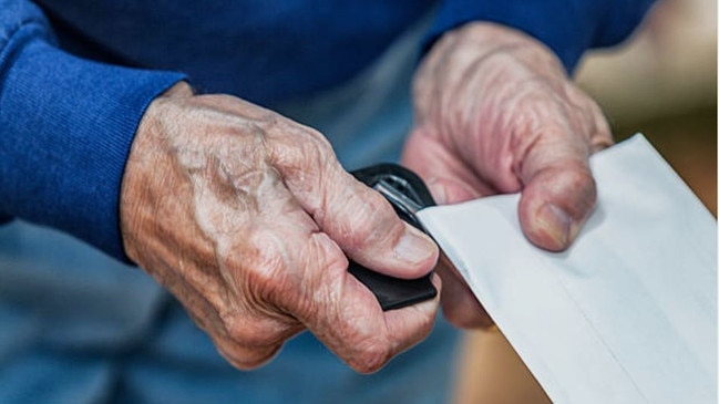 An elderly man attempted to rob a Darwin service station overnight by passing a “bank robbery style” note over the counter to the attendant, according to NT police