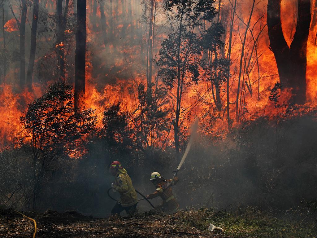 Pictured are RFS fire crews working to save properties on Ivatt st in Cobar Park near Lithgow today as the Bushfires continue to burn near the Blue Mountains. Picture: Tim Hunter.