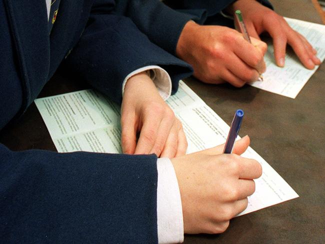 Pedare Christian College student Karen Richards (l) with Craig Willmott enrolling to vote at Australian Electoral Commission 10 Oct 2001.  students enrol