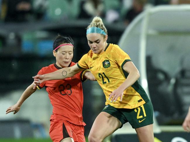 ADELAIDE, AUSTRALIA - MAY 31: Ellie Carpenter of Australia competes with  Liu Yanqiu of China PR during the international friendly match between Australia Matildas and China PR at Adelaide Oval on May 31, 2024 in Adelaide, Australia. (Photo by Mark Brake/Getty Images)