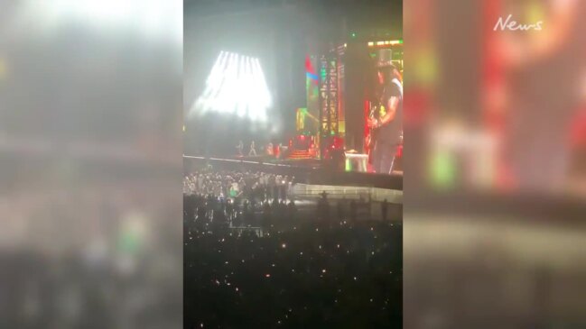 Guns N' Roses play Welcome to the Jungle