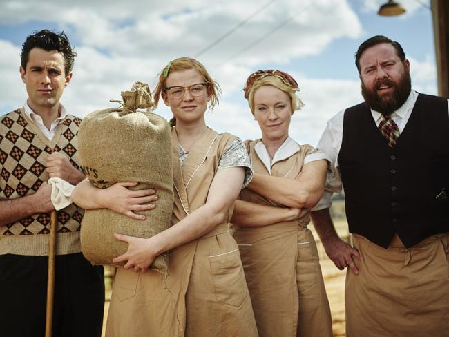 Leigh Paatsch Reviews Film The Dressmaker Starring Kate Winslet