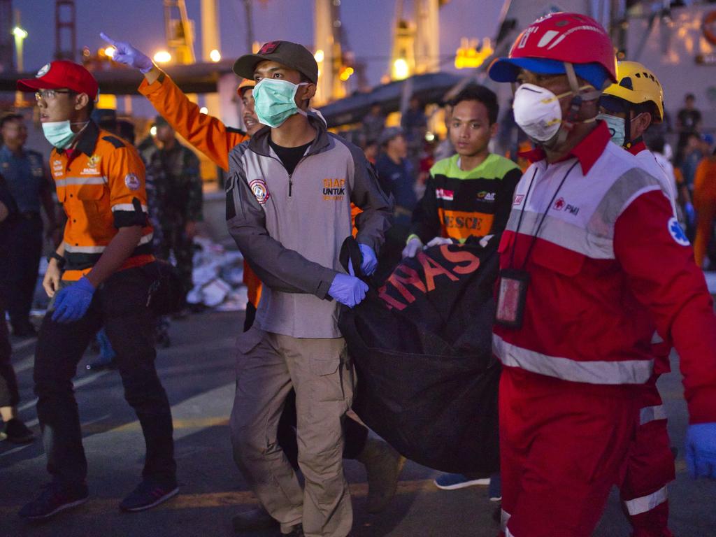 Search and rescue workers move the remains of a victim of the Lion Air flight JT 610 into a waiting ambulance. Picture: Getty