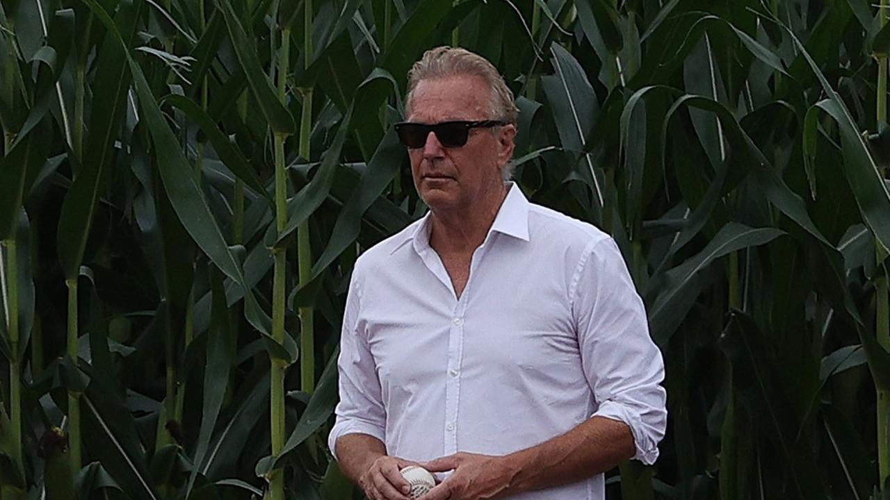 Kevin Costner emerges from corn before MLB's Field of Dreams game