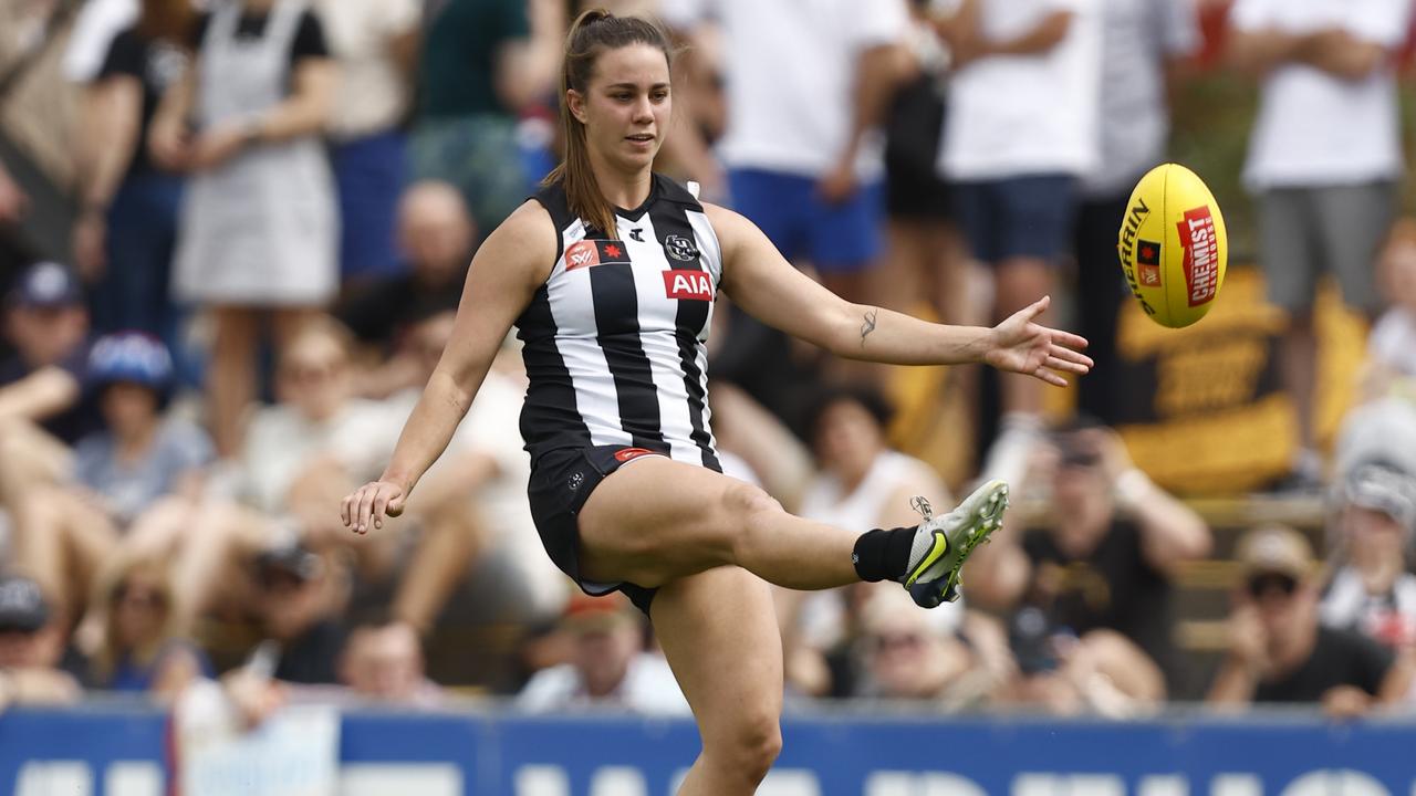 MELBOURNE, AUSTRALIA - NOVEMBER 06: Chloe Molloy of Collingwood kicks the ball during the AFLW Elimination Final match between the Collingwood Magpies and Western Bulldogs at Victoria Park on November 06, 2022 in Melbourne, Australia. (Photo by Darrian Traynor/Getty Images)