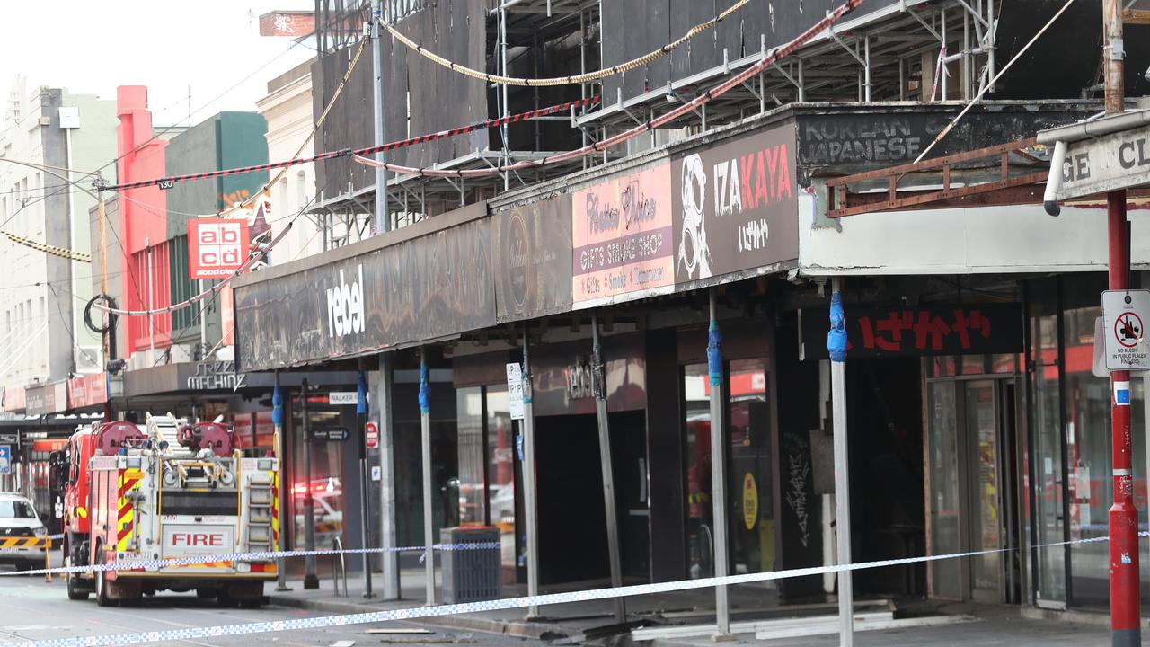 Suspicious fire tears through Chapel St smoke shop