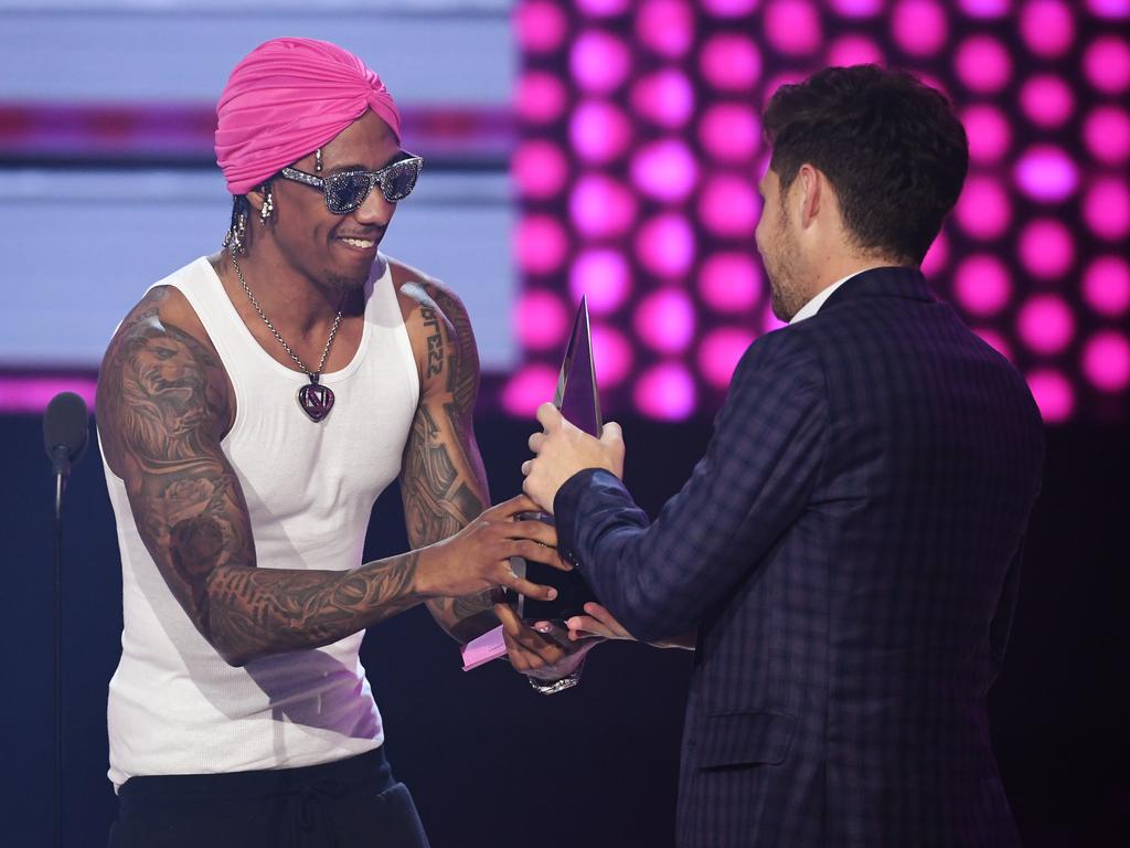 Nick Cannon presents the New Artist of the Year award to Niall Horan onstage during the 2017 American Music Awards at Microsoft Theater on November 19, 2017 in Los Angeles, California. Picture: Getty