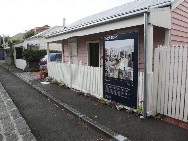 MELBOURNE, AUSTRALIA - NewsWire Photos, DECEMBER 7, 2022. General economic coverage from central Melbourne. House for sale in Richmond. Picture: NCA NewsWire / David Crosling