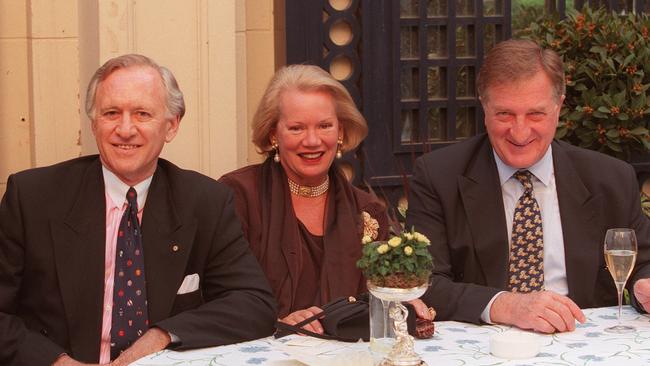 Elliott, seated with Lady Susan Renouf and Andrew Peacock, had a brief push to become prime minister.