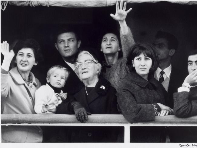 David Moore Migrants arriving in Sydney 1966 gelatin silver photograph 26.7 × 40.4 cm National Gallery of Victoria, Melbourne Purchased, 1991 © Estate of David Moore