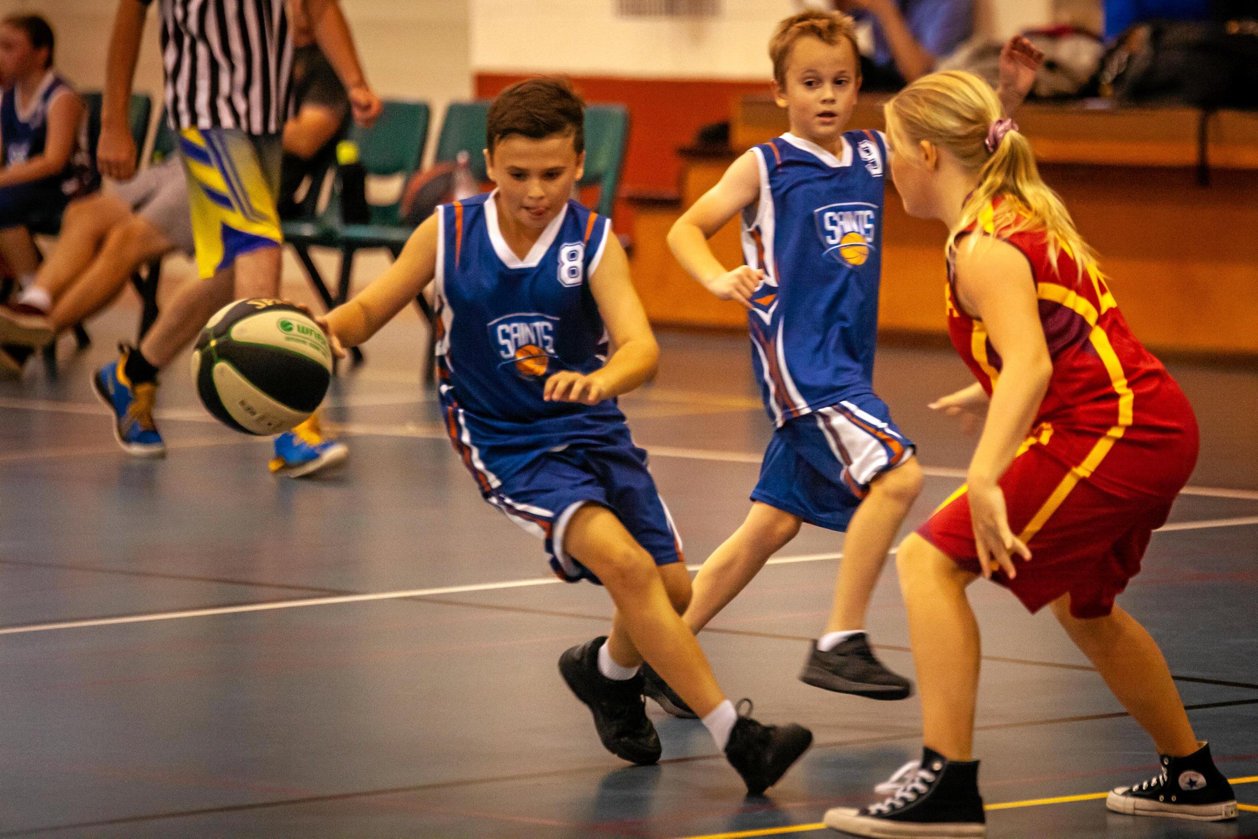 Cody Fitzpatrick eludes Grace Hughes while Ben Dibsdale-Godwin watches on. Picture: Miguel Galy