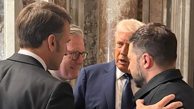 TOPSHOT - In this handout photograph taken and released by the Ukrainian Presidential Press Service in Kyiv on April 26, 2025, (L-R) France's President Emmanuel Macron, Britain's Prime Minister Keir Starmer and US President Donald Trump speak with Ukraine's President Volodymyr Zelensky on the sidelines of Pope Francis's funeral at St. Peter's Basilica at the Vatican. (Photo by Handout / UKRAINIAN PRESIDENTIAL PRESS SERVICE / AFP) / RESTRICTED TO EDITORIAL USE - MANDATORY CREDIT 