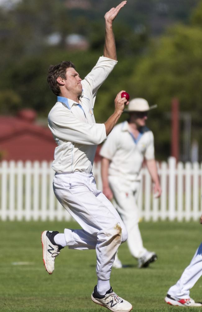 Marcus Frizzell bowls for Western Districts. Picture: Kevin Farmer