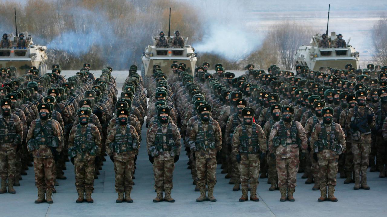 Soldados do Exército Popular de Libertação da China (PLA) se reúnem durante treinamento militar nas montanhas Pamir em Kashgar, região noroeste de Xinjiang. (Foto da AFP)