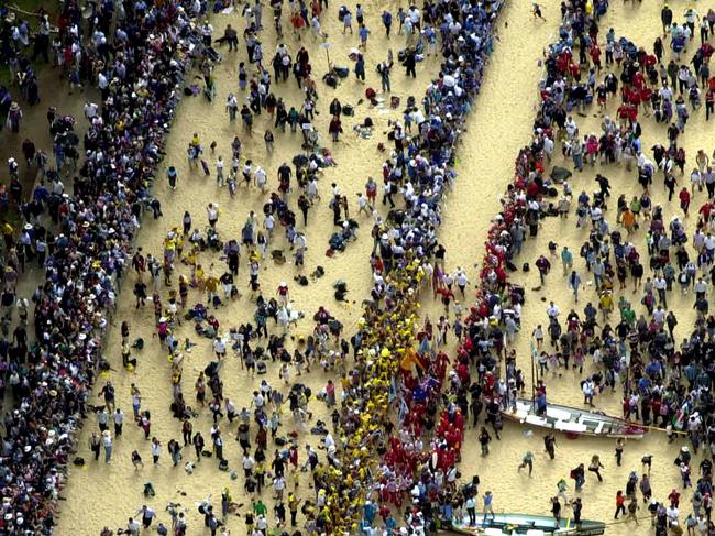 SEPTEMBER 15, 2000: Aerial view of Manly beach during the Sydney Olympic Torch Relay 15/09/00. Pic Ian Mainsbridge. NSW / Games