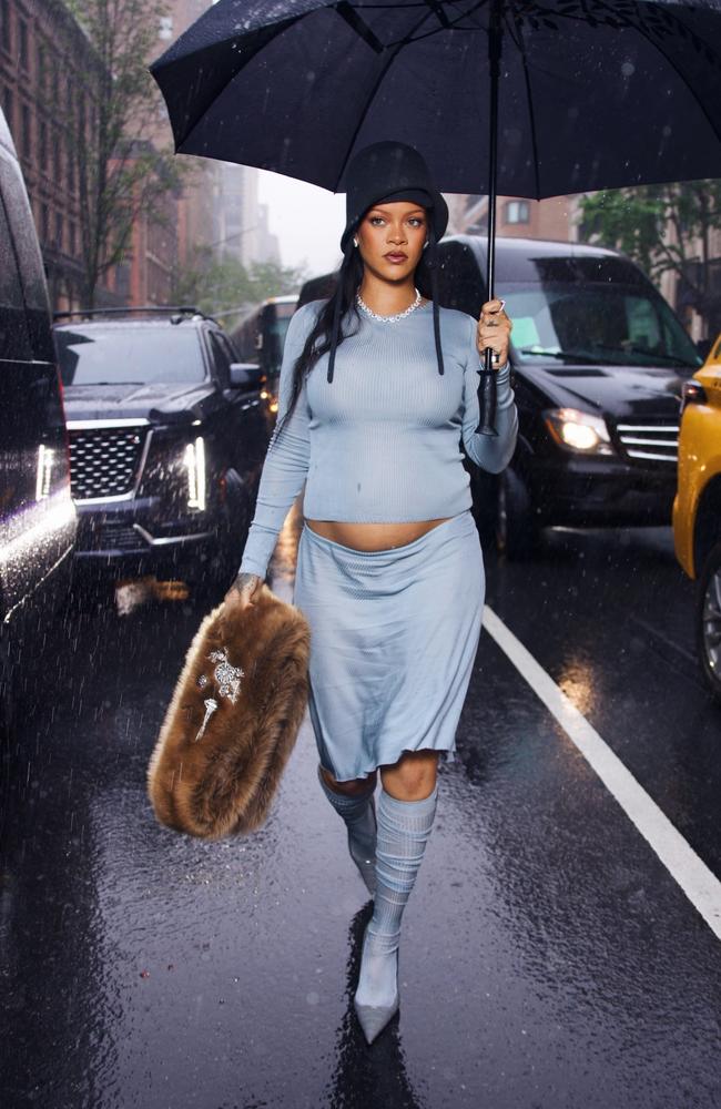 Rihanna stops for a little pregnancy reveal photo shoot ahead of the Met Gala. Picture: Diggzy / BACKGRID