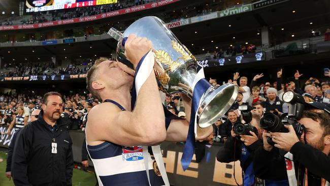 Joel Selwood kisses the cup. Picture: Mark Stewart