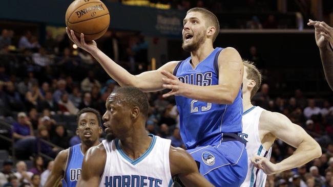 Dallas Mavericks' Chandler Parsons (25) drives to the basket.