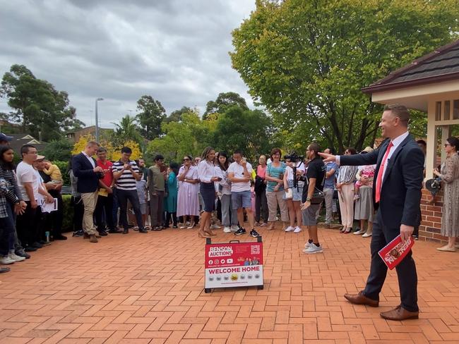 Auctioneer Stu Benson at the sale of a Cherrybrook house on Patu Place. NSW real estate.