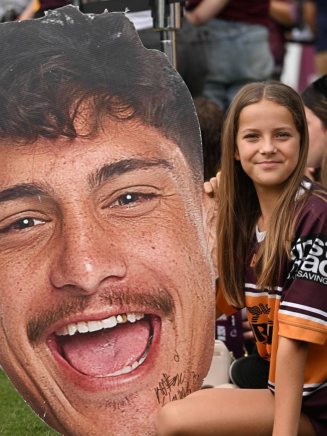 25/9/2023: Amelia Chetham 12, with a giant Staggs head as Players and fans take selfies and sign autographs during a Broncos fan training session at the Red Hii, Brisbane. pic: Lyndon Mechielsen/Courier Mail