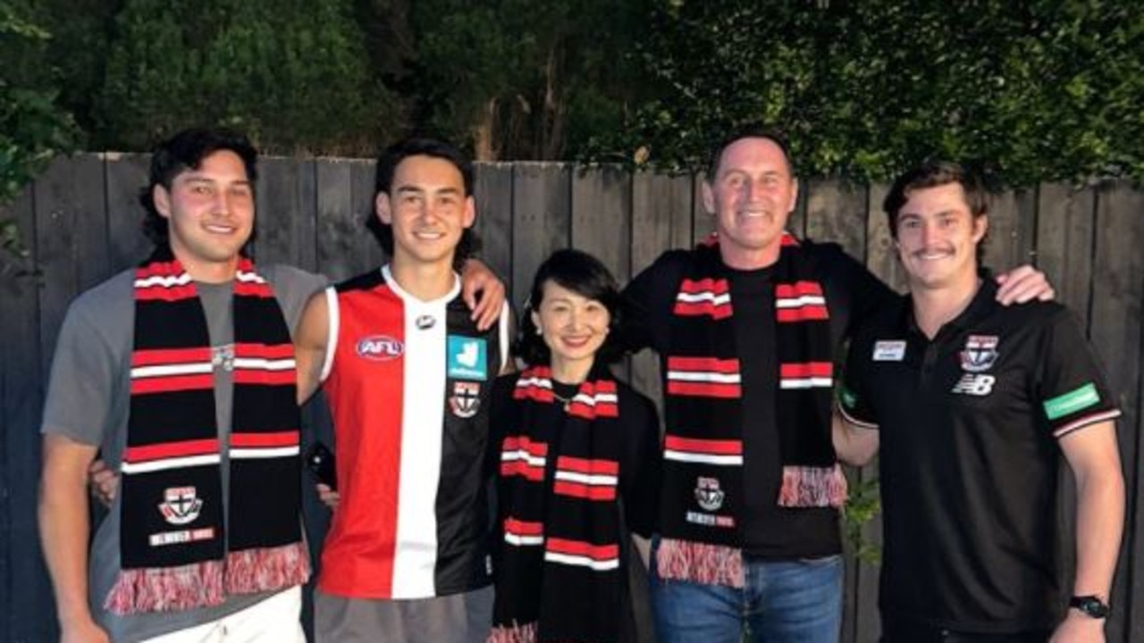 New Saint Mitchito Owens with his family and captain Jack Steele. Picture: Twitter/@StKildaFC