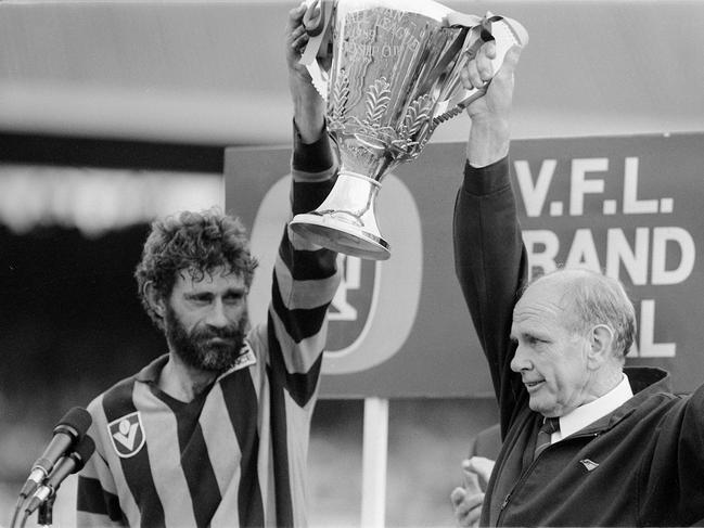 Michael Tuck and Allan Jeans holding up the premiership cup after the 1989 Grand Final.