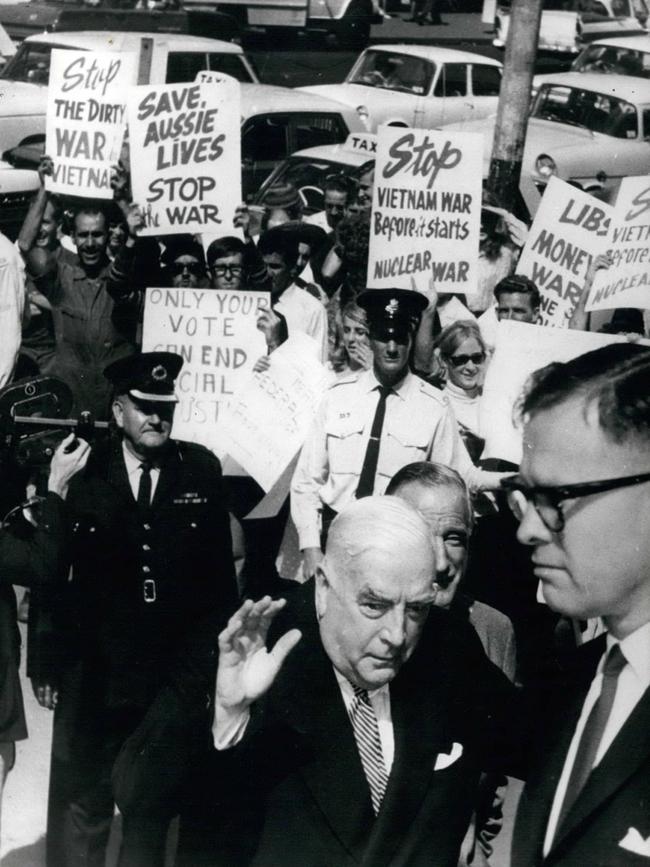 Former PM Robert Menzies surrounded by anti-Vietnam protesters on the steps of Sydney Town Hall in April 1965.