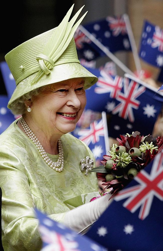 Queen Elizabeth II to mark Sapphire Jubilee at Buckingham Palace ...