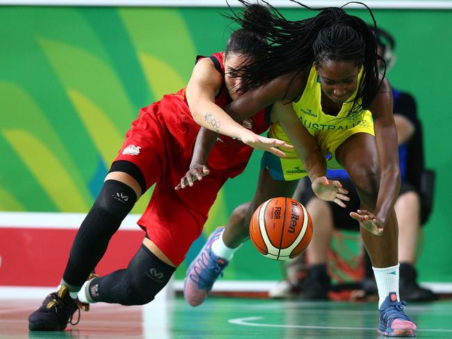 Ezi Magbegor battling Azania Stewart of England at the Commonwealth Games.