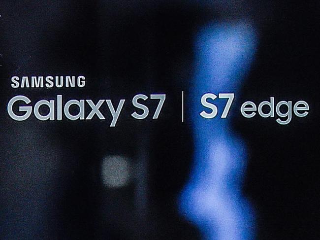 BARCELONA, SPAIN - FEBRUARY 21: A Samsung Galaxy S7 is seen during its worldwide unveiling on February 21, 2016 in Barcelona, Spain. The annual Mobile World Congress will start tomorrow February 22 hosting some of the world's largst communication companies, with many unveiling their last phones and gadgets. (Photo by David Ramos/Getty Images)