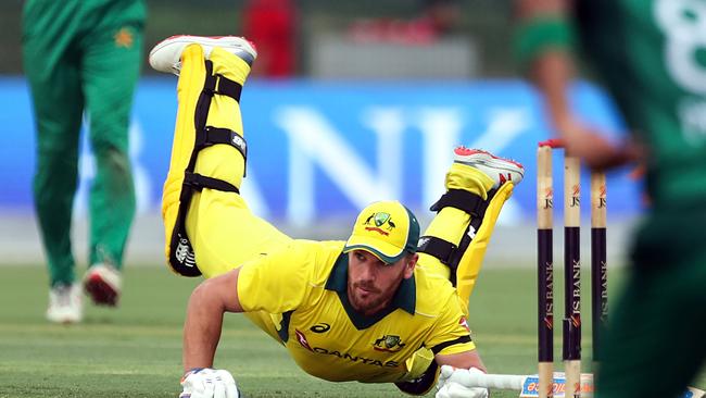 Australian cricketer Aaron Finch in action during the third one day international (ODI) cricket match between Pakistan and Australia at Sheikh Zayed Stadium in Abu Dhabi on March 27, 2019. (Photo by MAHMOUD KHALED / AFP)