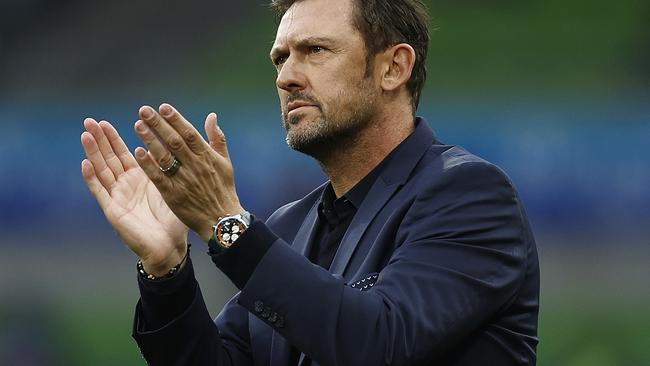 MELBOURNE, AUSTRALIA - MARCH 19: Victory head coach Tony Popovic thanks fans after winning the round 21 A-League Men's match between Melbourne Victory and Central Coast Mariners at AAMI Park, on March 19, 2023, in Melbourne, Australia. (Photo by Daniel Pockett/Getty Images)