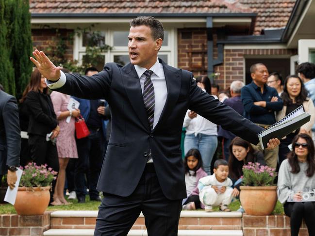 SYDNEY, AUSTRALIA - NewsWire Photos OCTOBER 28, 2023: Weeknd auction at 8 The Chase Rd, Turramurra. The house sold for 5,525,000 dollars, well over the reserve. The Auctioneer is Troy Malcolm. Picture: NCA NewsWire / David Swift