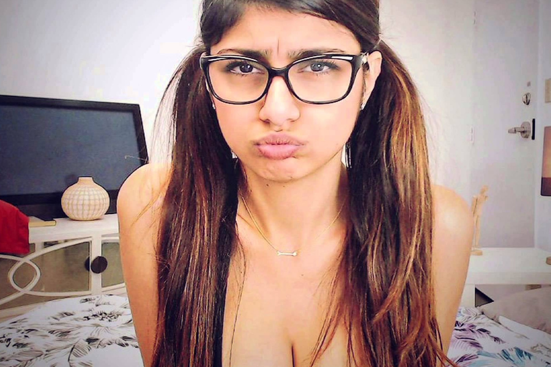 Miya Khalifa 2019 Sex - Five Years After Leaving The Industry, Mia Khalifa Still Stands As Porn's  Most Divisive Figure - GQ Australia