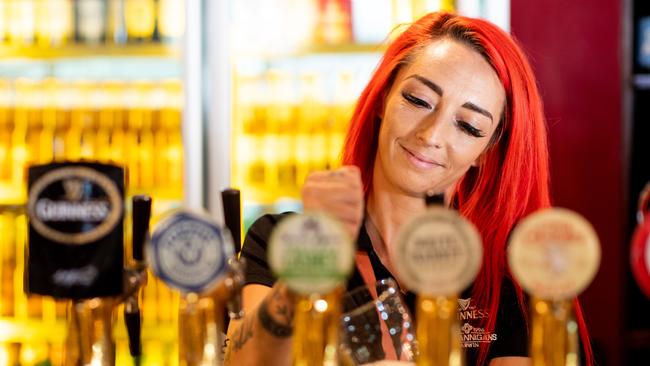 <s1>Emily Hazrati serves a much-anticipated pint of beer at Shenannigans in Darwin. Picture: Che Chorley</s1>