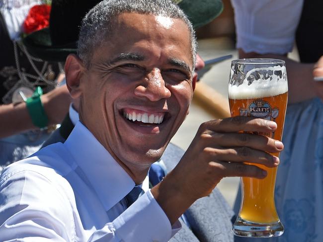 US President Barack Obama holds a glass of beer at a breakfast meeting with the German chancellor and local citizens in Kruen near Garmisch-Partenkirchen, southern Germany, on June 7, 2015 before the start of a G7 summit. Germany hosts a G7 summit at the Elmau Castle on June 7 and June 8, 2015. AFP PHOTO / POOL / DANIEL KARMANN / AFP PHOTO / POOL / DANIEL KARMANN