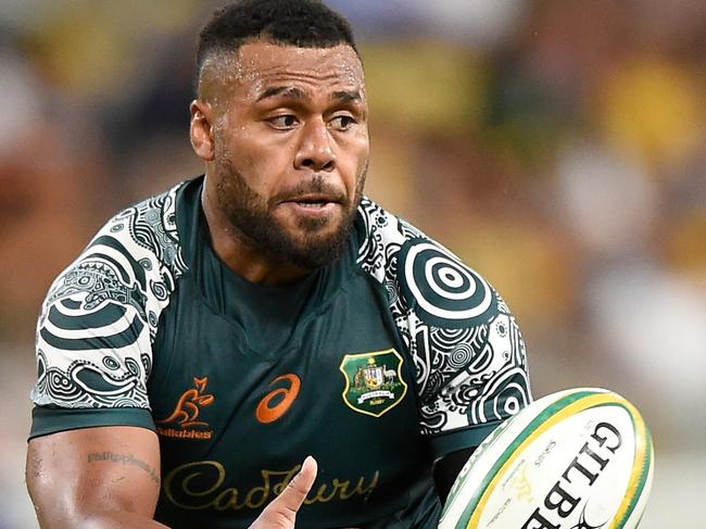 TOWNSVILLE, AUSTRALIA - SEPTEMBER 25: Samu Kerevi of the Wallabies passes the ball during The Rugby Championship match between the Australian Wallabies and Argentina Pumas at QCB Stadium on September 25, 2021 in Townsville, Australia. (Photo by Matt Roberts/Getty Images)