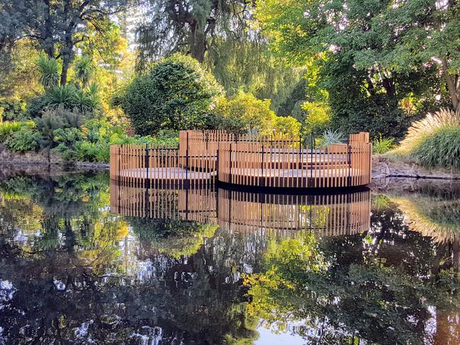 Thh duck pond and viewing platform at the Royal Tasmanian Botanical Gardens.