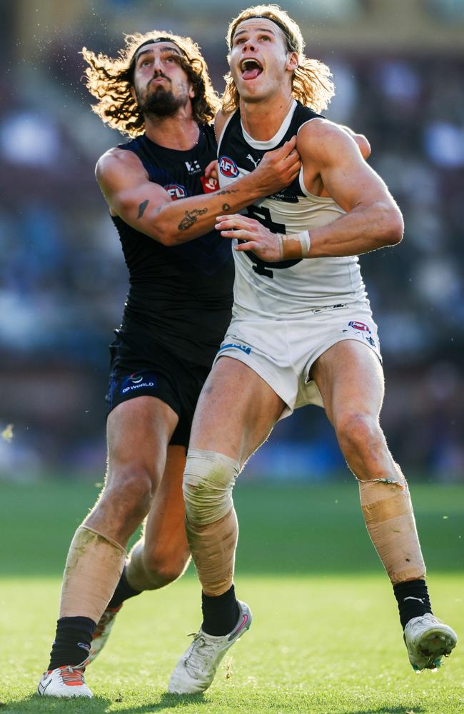 Luke Jackson and Tom De Koning went head-to-head in an enthralling battle on Saturday afternoon. Picture: Mark Brake/Getty Images