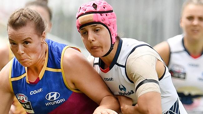 Heather Anderson (right) in action for the Crows. Picture: AAP Image/Dan Peled